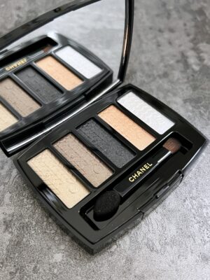 Swatches: Chanel Lumière Graphique Eyeshadow Palette