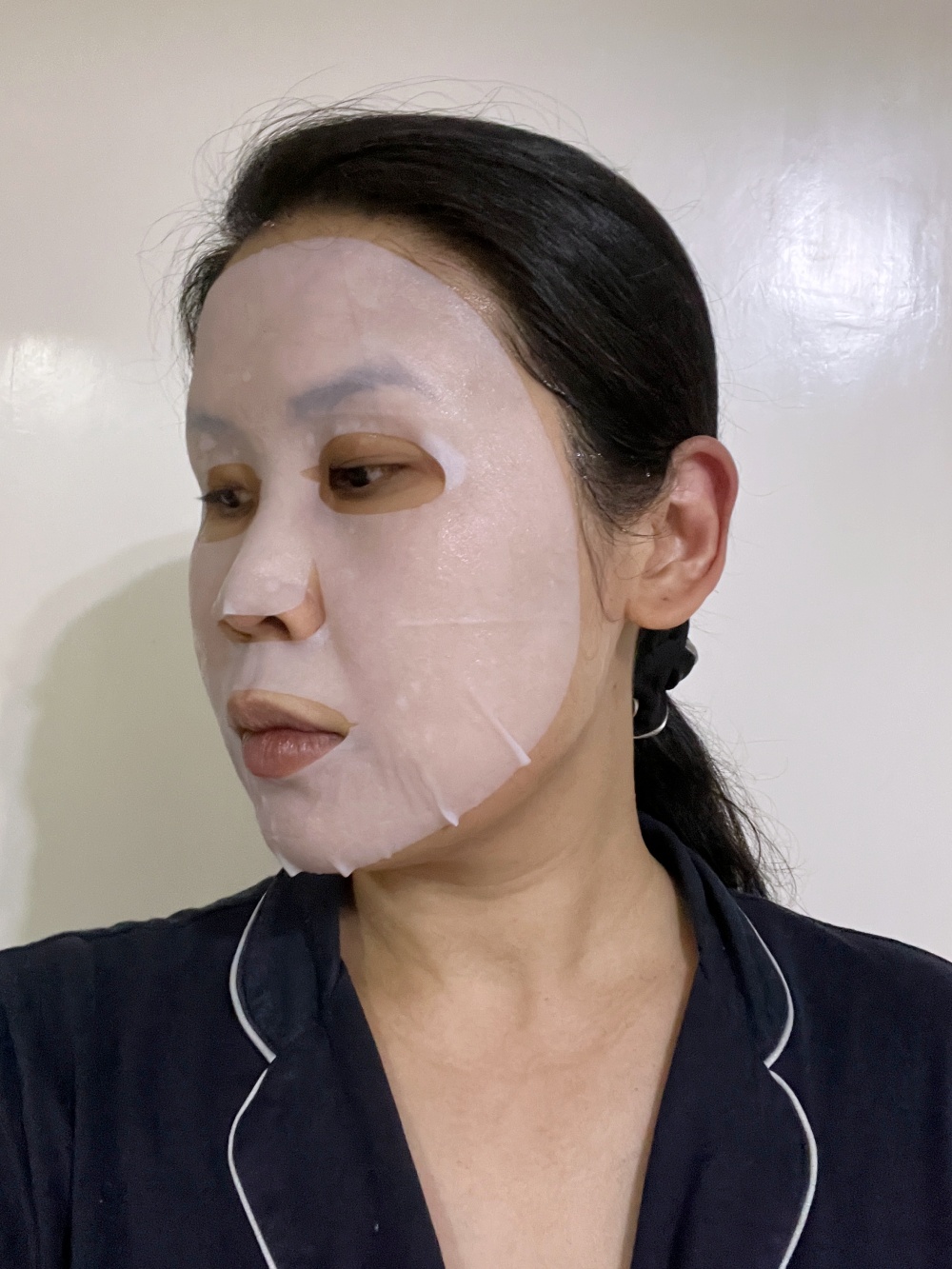 Abib 魚腥草面膜上臉實測，面膜紙質地較厚身但貼服