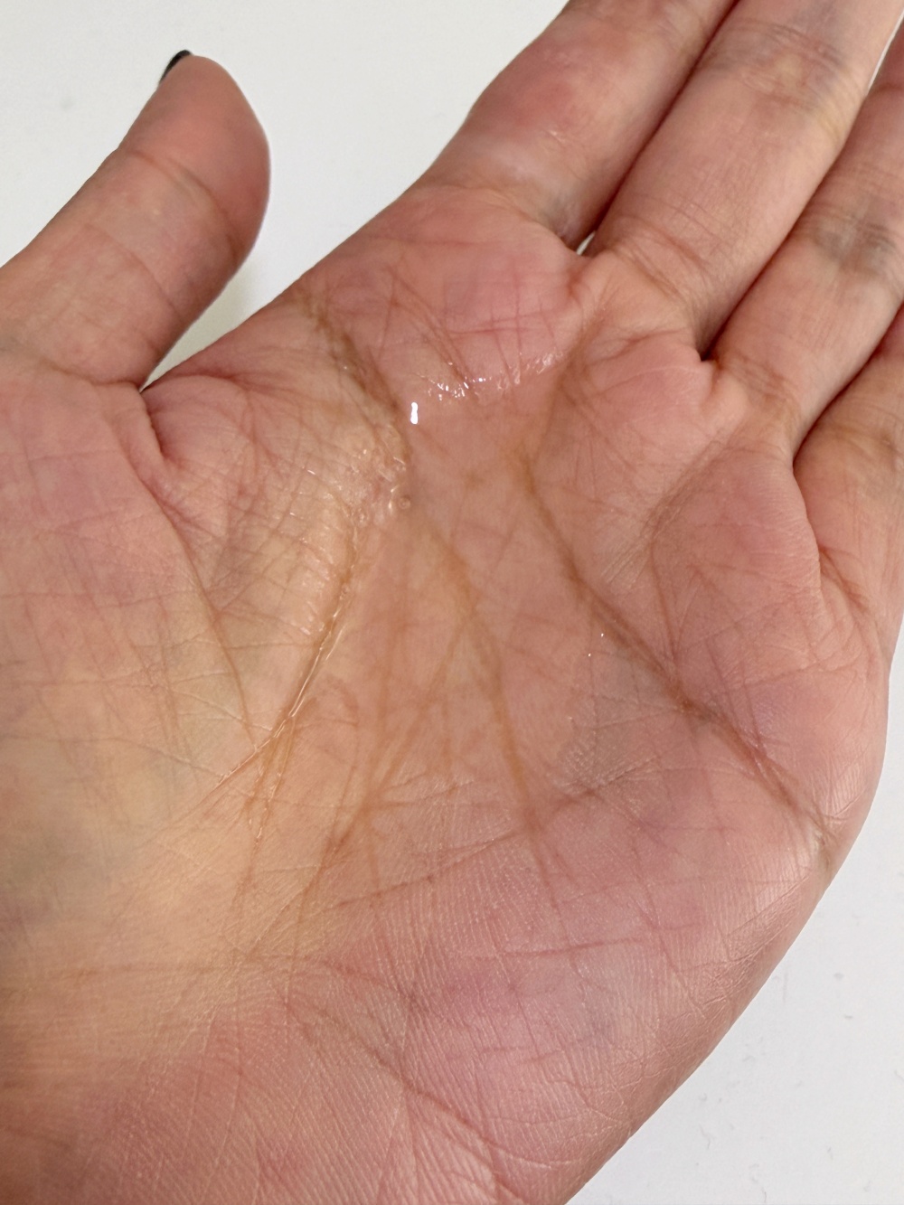 KP (Kesalan Patharan) 卸妝油質地實拍：中等厚度不拉扯皮膚，遇水即乳化，洗後清爽不油膩。