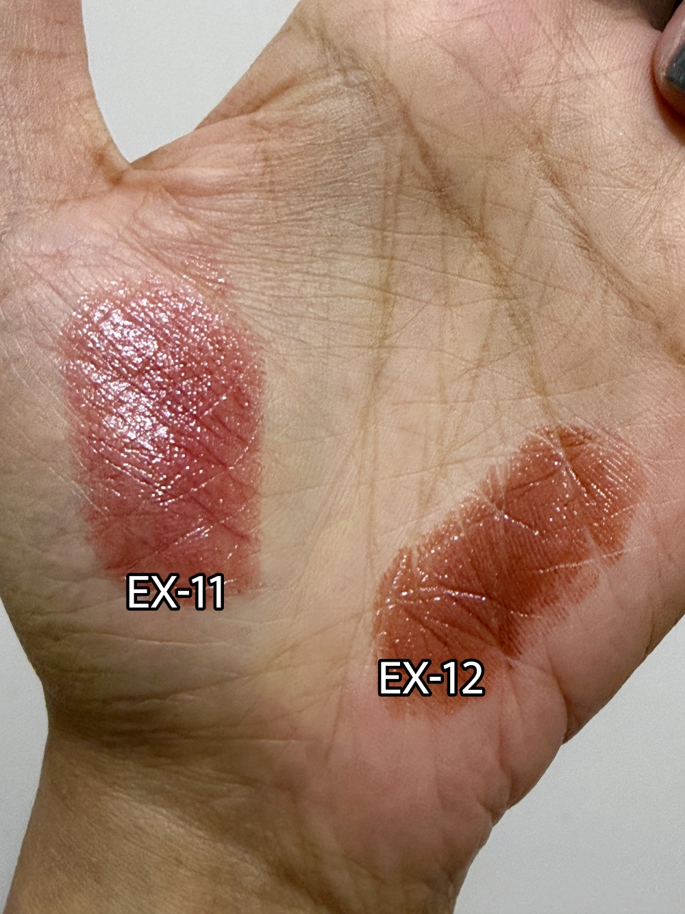 KATE怪獸級持色唇膏EX-11 EX-12的試色效果，呈溫柔玫瑰色，型格啡色