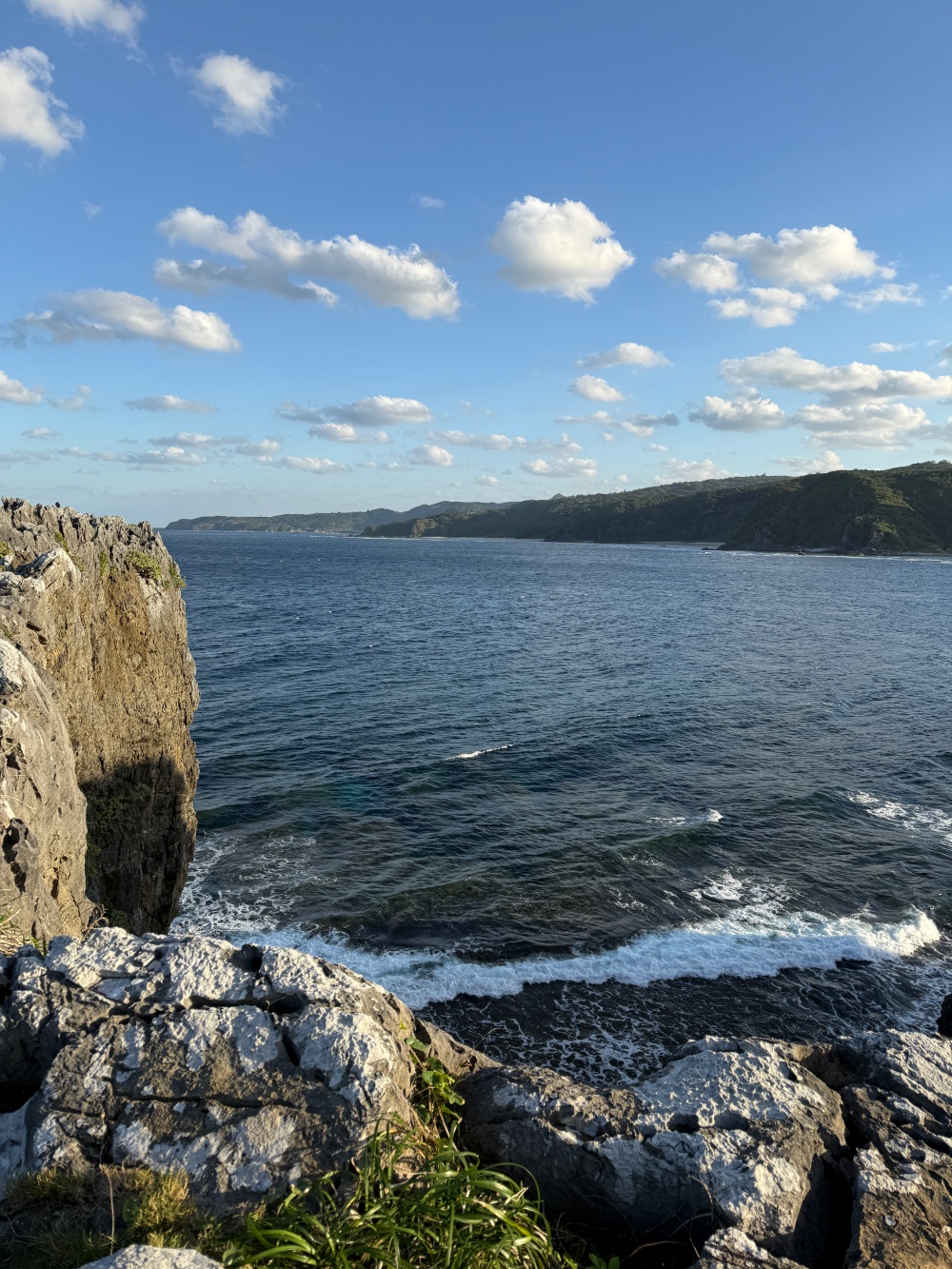 沖繩最北端邊戶岬 (Cape Hedo) 絕景：一望無際的藍天白雲與深藍海景，Hakme 推薦的治癒系自駕遊必去景點。