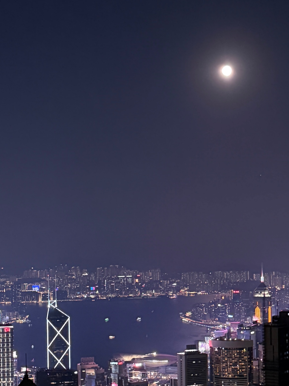 兩年前的創業低潮：Hakme 在香港夜景下思考放棄與堅持的意義，尋找內心的強大。