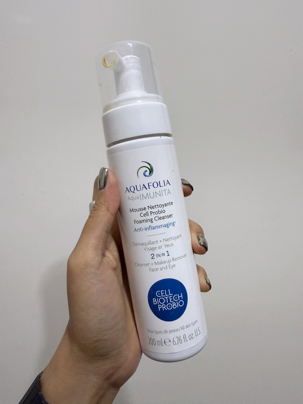 Hakme 推薦 Aquafolia 卸妝潔面抗老3合1泡泡：懶人恩物，一支搞掂卸妝、潔面、抗老，洗完塊面勁有光澤。