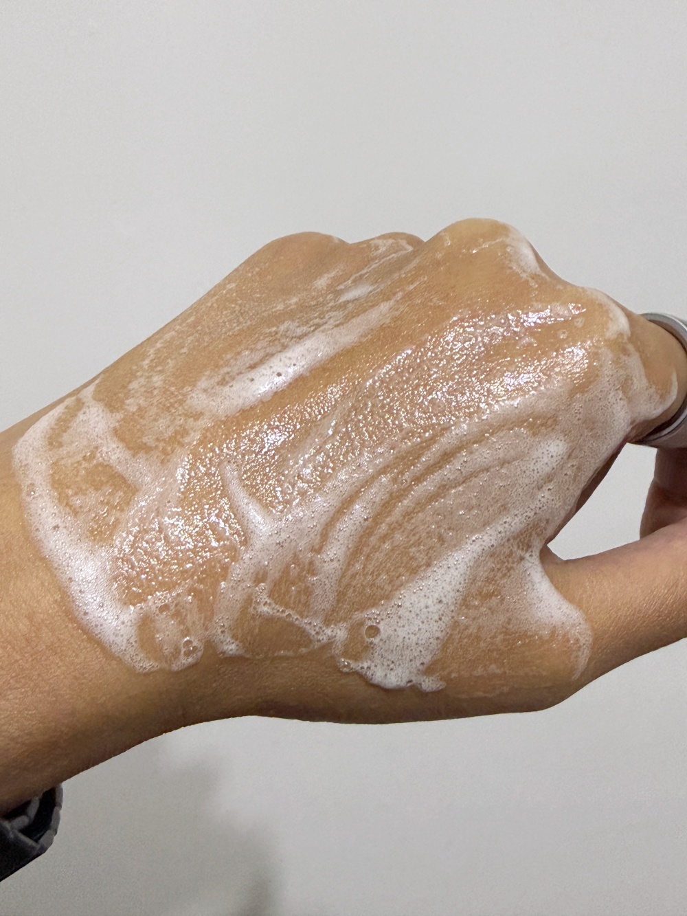 Hakme 實測 Aquafolia 3合1泡泡神奇轉化：泡泡按摩後化成乾油 (Dry Oil)，深入溶解防水妝容但完全唔笠。