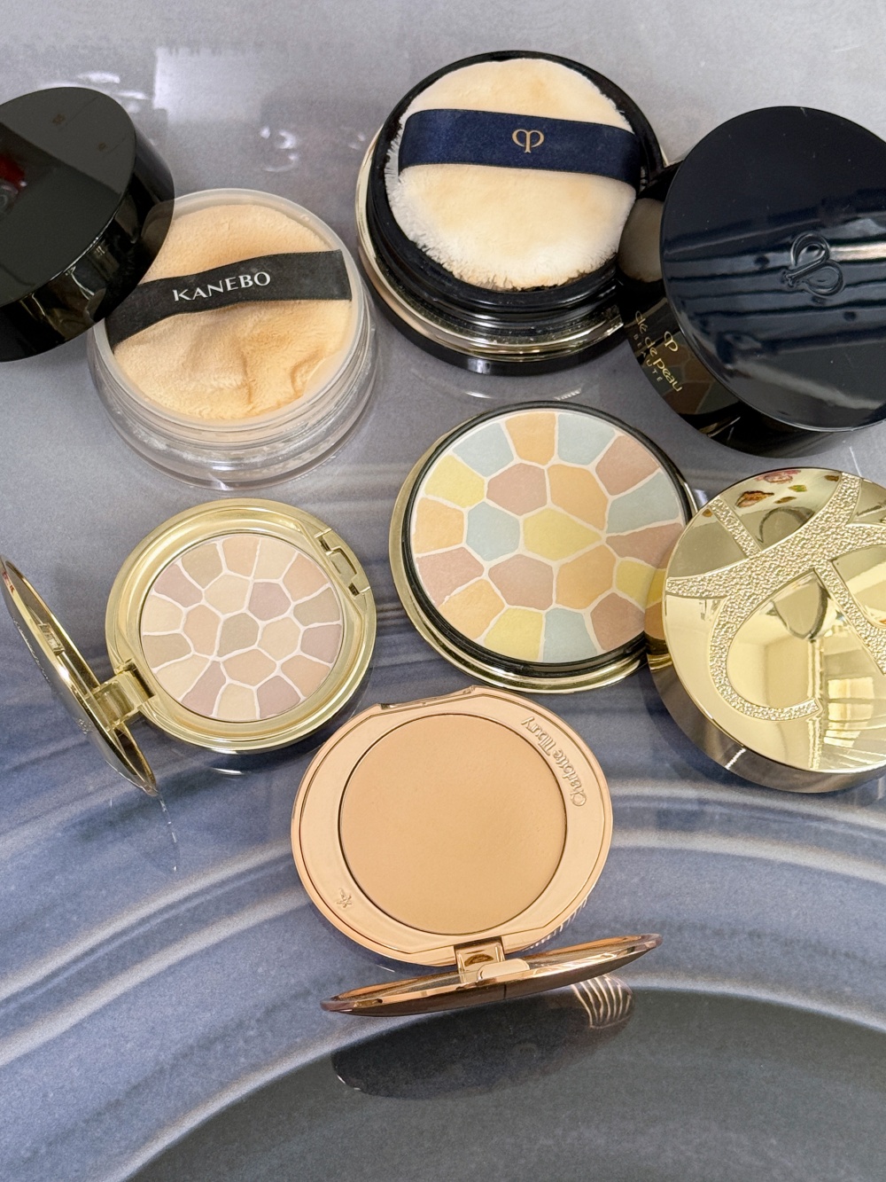Hakme 私藏 5 款定妝神器合照：El&eacute;gance 蜜粉餅、Kanebo 輕爽持妝蜜粉、CPB 鑽光透亮蜜粉及 Charlotte Tilbury 粉餅。