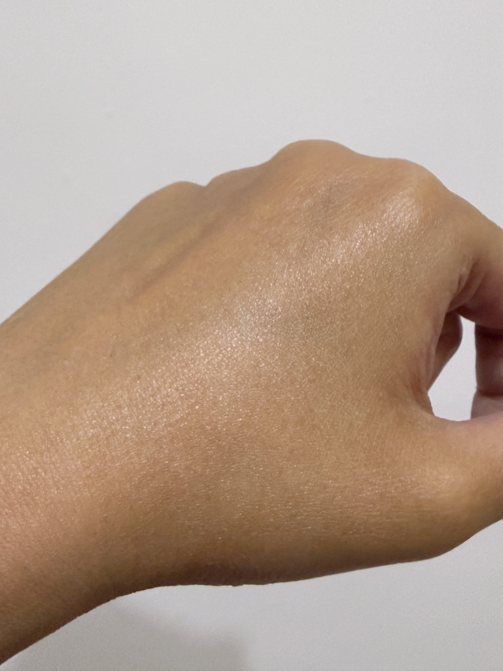 Esse 眼霜吸收後效果：皮膚表面清爽平滑，即時感到微拉緊 (Lifting Effect)，後續上妝超貼服。