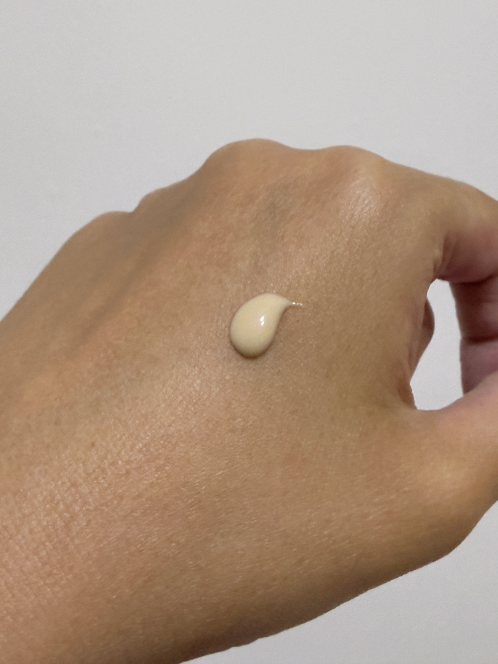 Esse 眼霜質地實拍：質感輕盈似 Lotion，水潤不厚重，適合容易生油脂粒的眼周肌膚。