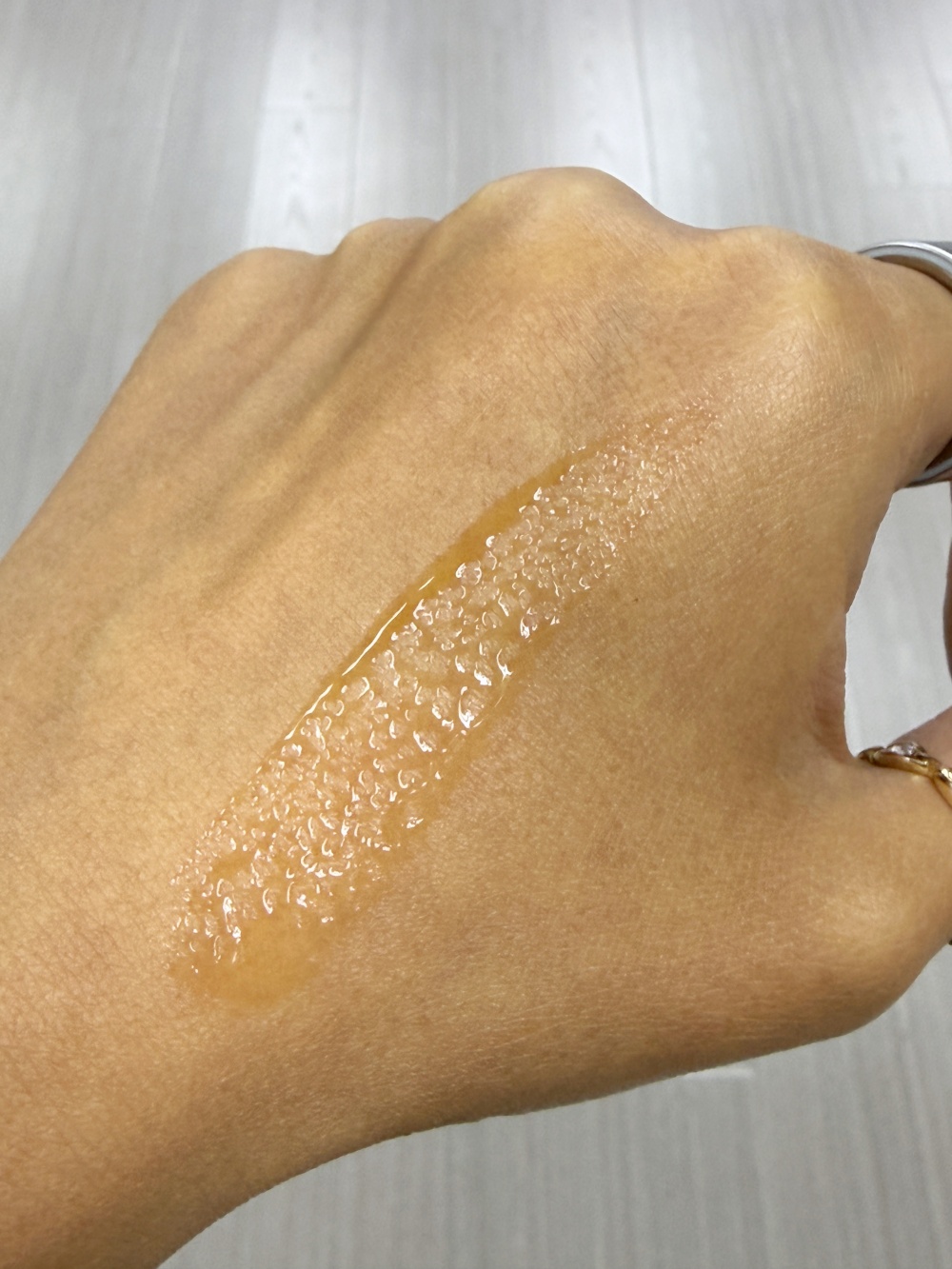 Esse 安瓶推開效果：如普通精華般易推，迅速滲透肌底，適合各種膚質作密集護理。