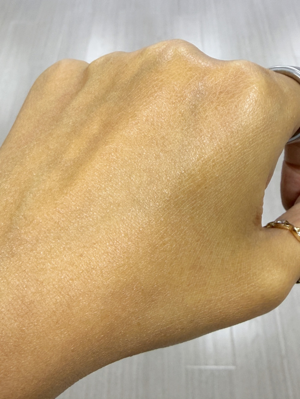 Esse 安瓶吸收後效果：皮膚呈現緊緻光澤感 (Instant Glow)，乾紋即時撫平，觸感細滑飽滿。