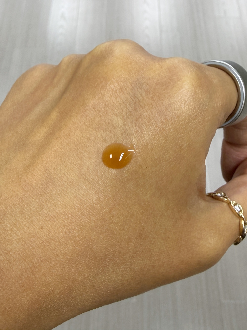 Esse 安瓶質地實拍：深褐色高濃度精華液，質感水潤不黏膩，蘊含活性千日菊成分。