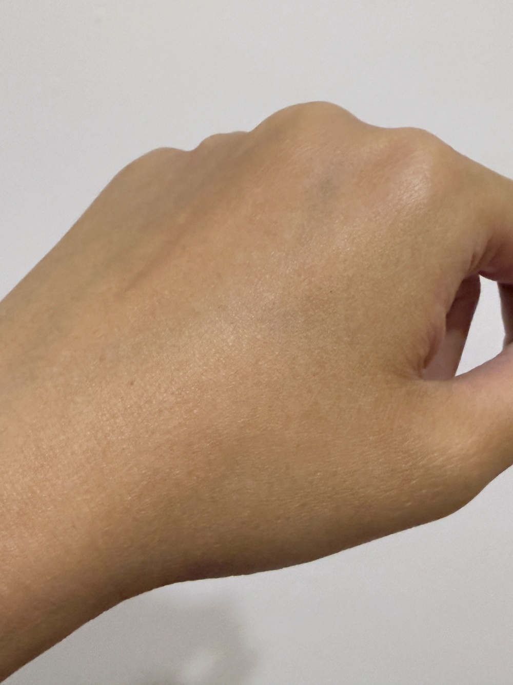 Esse 精華液吸收後效果：皮膚表面呈現健康光澤，乾紋細紋即時減淡，肌膚觸感緊緻飽滿。