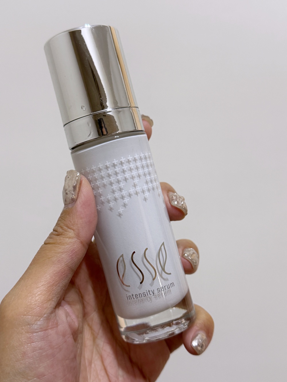 Hakme 推薦 Esse 高效極緻修護精華液 (Intensity Serum)：含千日菊萃取，天然 Botox 效果，2小時即時減淡皺紋。