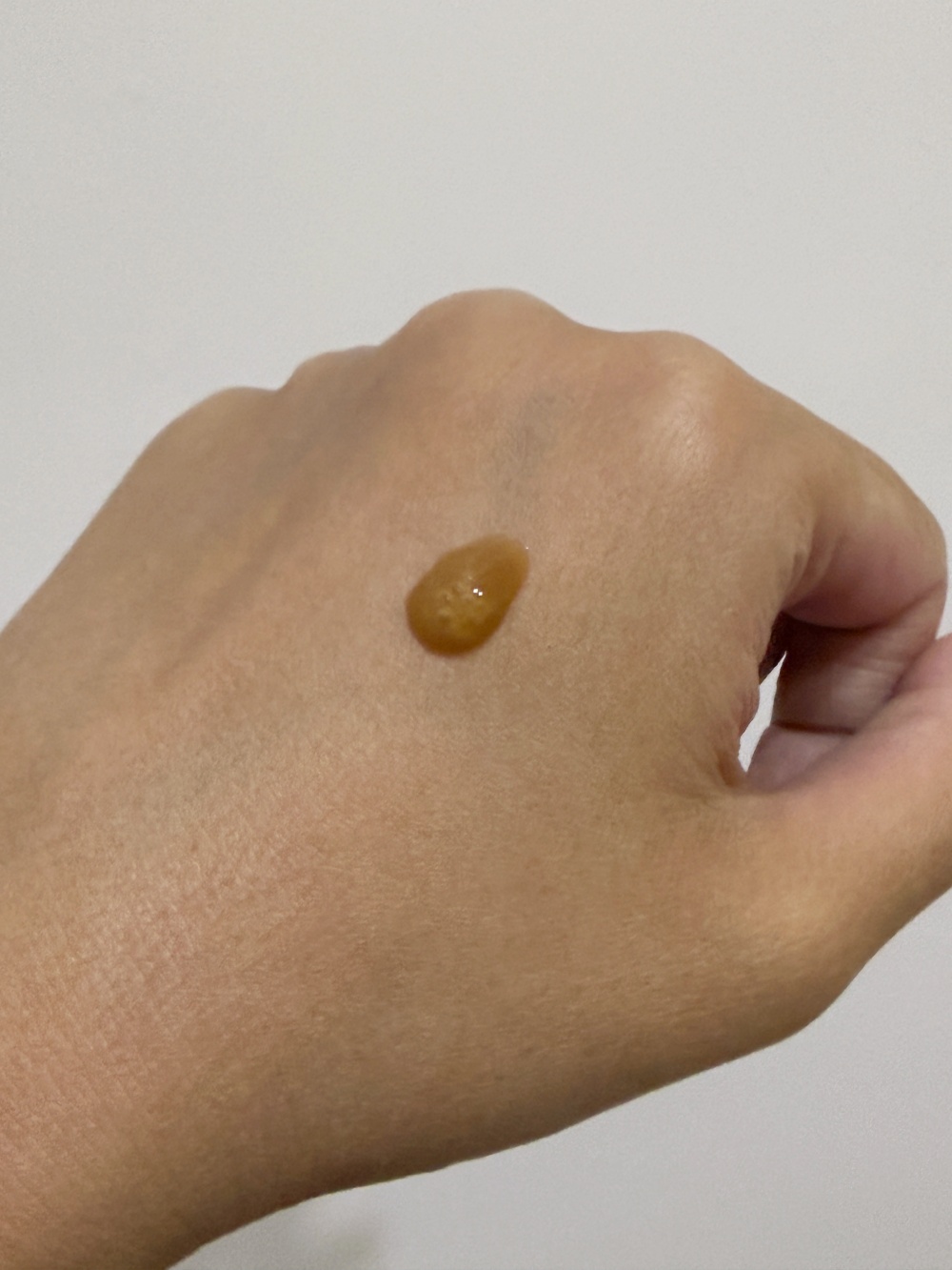 Esse Intensity Serum 質地實拍：高濃度精華質感，色澤呈淡黃色 (天然植物萃取)，蘊含豐富益生元。