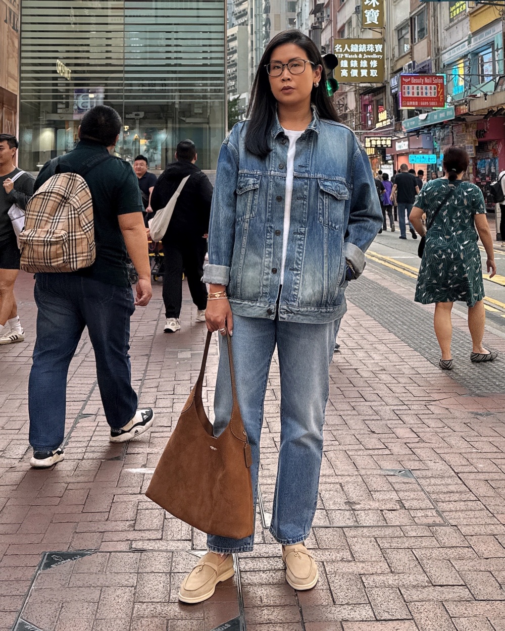 Hakme 站在繁忙街道中央，分享靈魂劇本論及如何面對人生逆境與低谷。