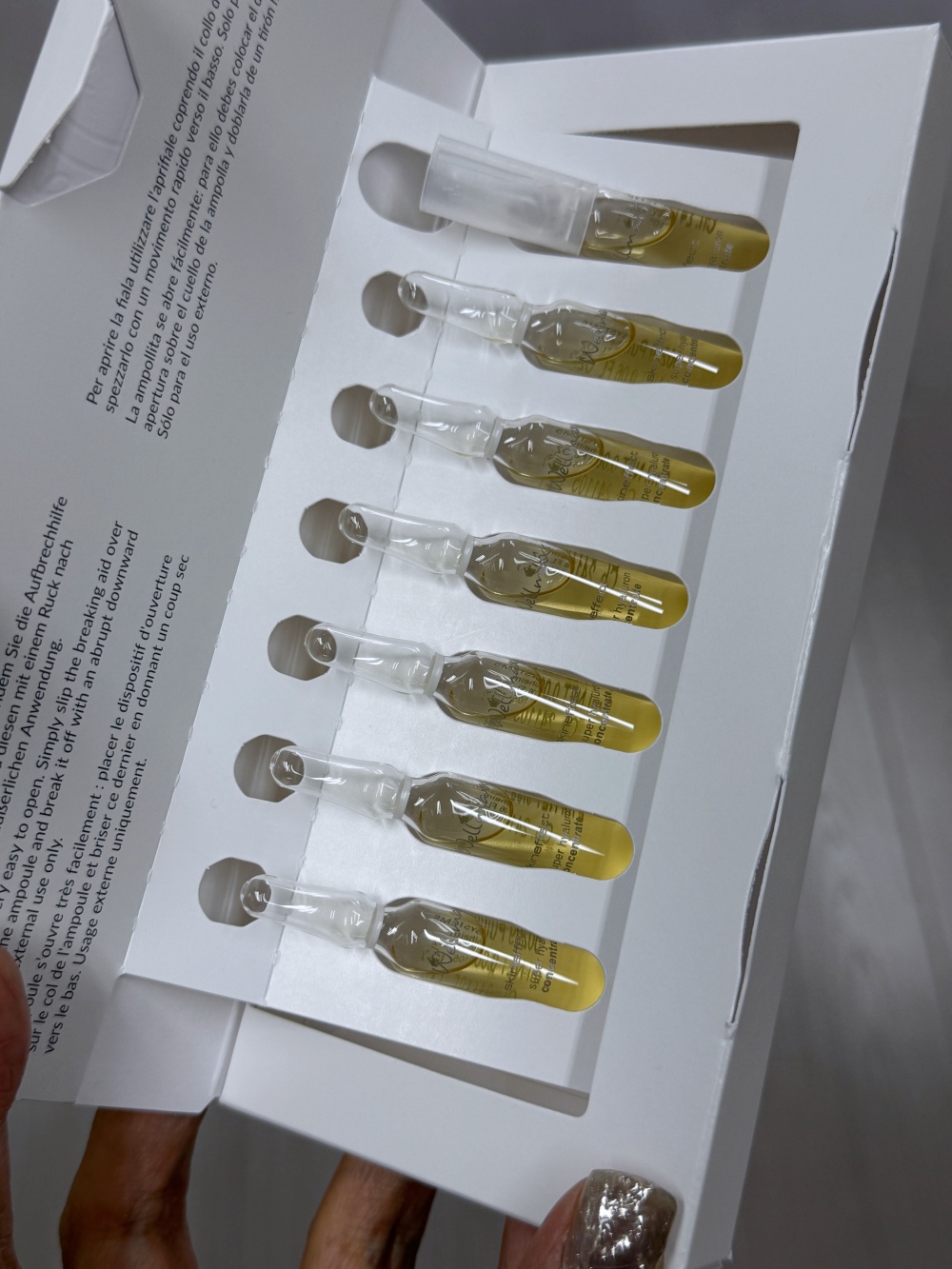 Wellmaxx 舒敏安瓶 7 天療程套裝：內含 7 支 2ml 獨立包裝安瓶，連續使用一週可修復受損屏障，退紅止痕。