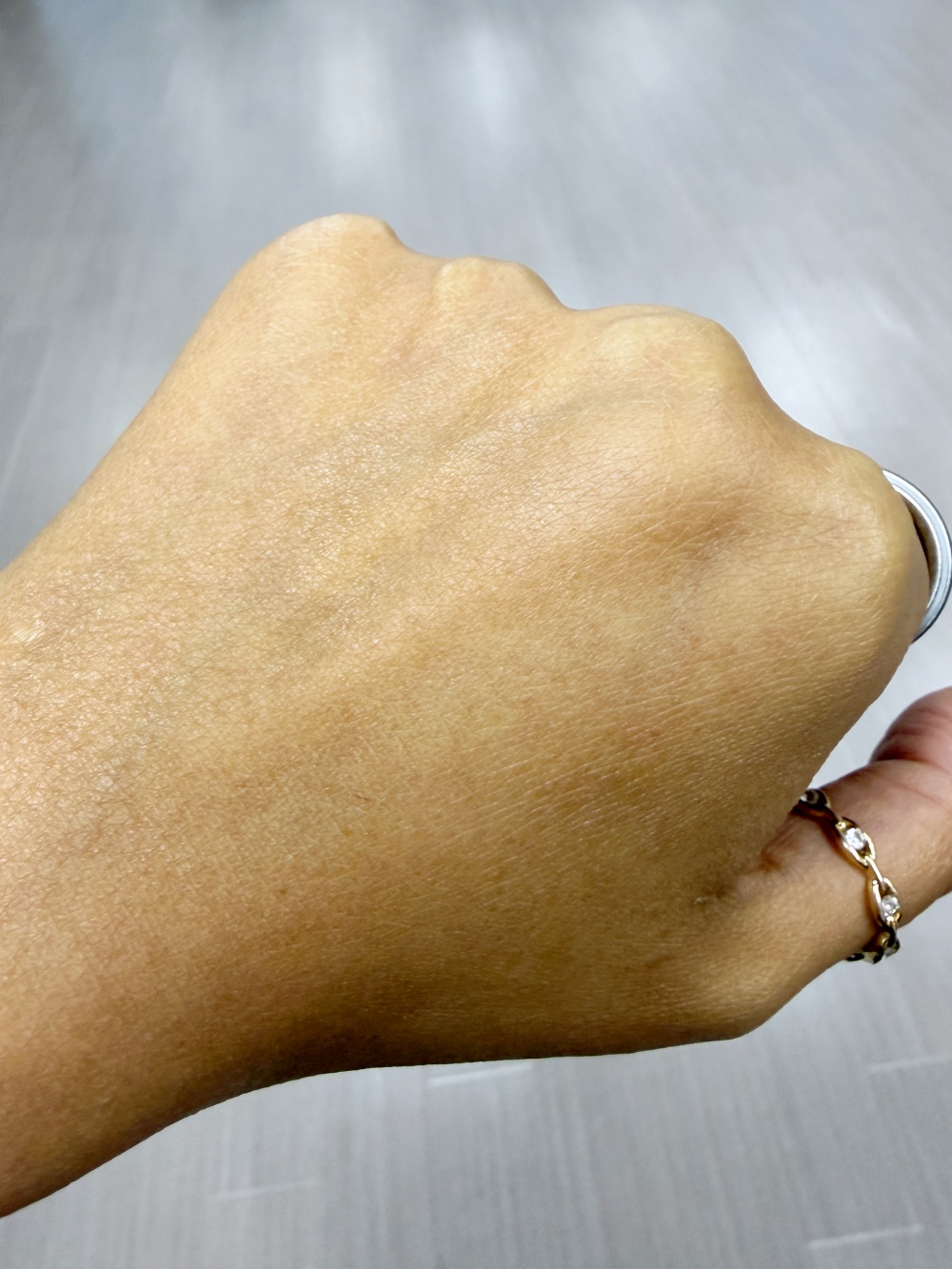 Aquafolia Fusion Serum 吸收後效果：皮膚表面極爽身，帶有微微「拉拉緊」的 3D 緊緻提拉感，零油光負擔。