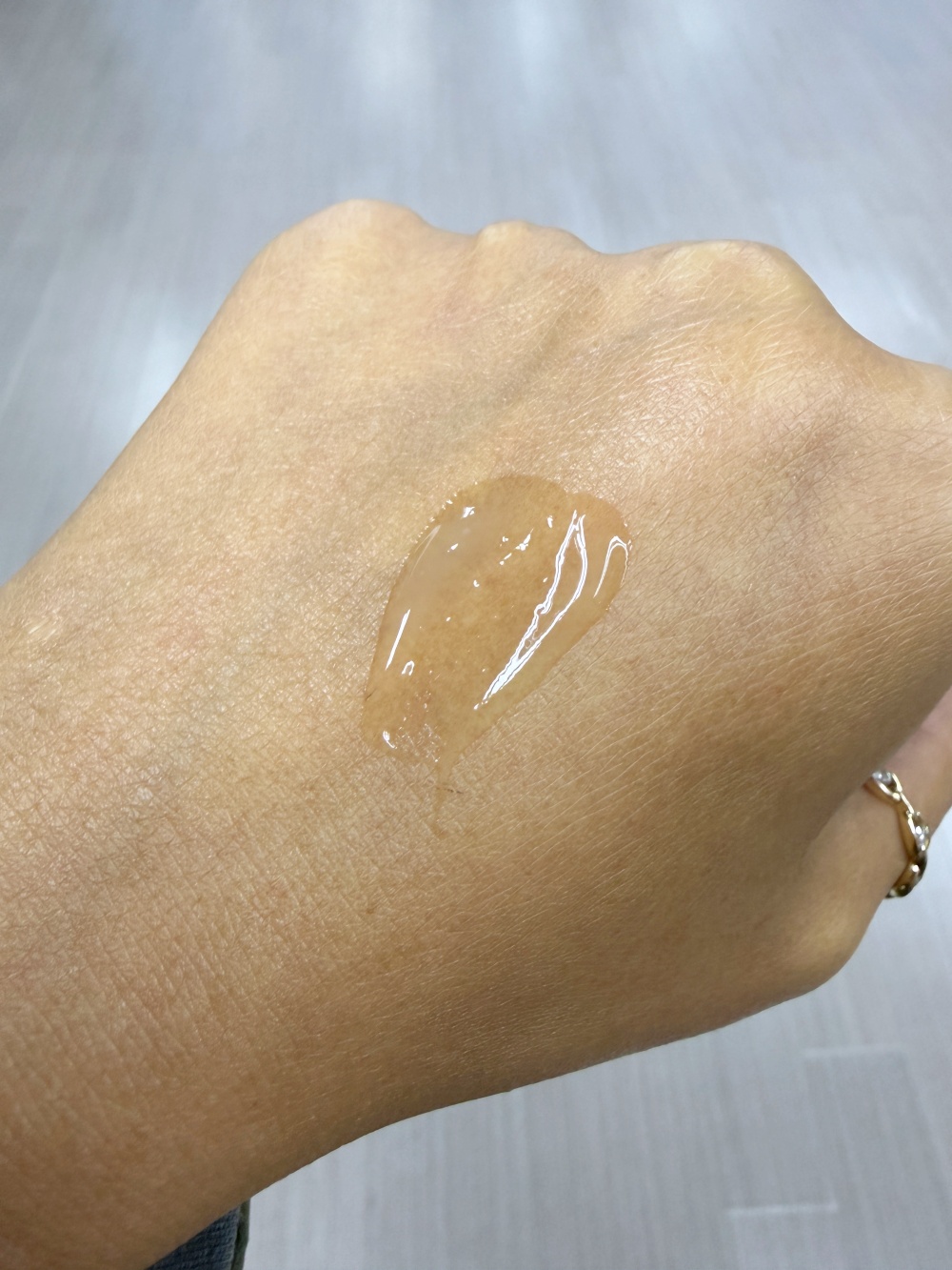 Aquafolia Fusion Serum 質地實拍：輕盈精華質地，延展性高，能像「隱形保鮮紙」般鎖住之前塗抹的護膚品。