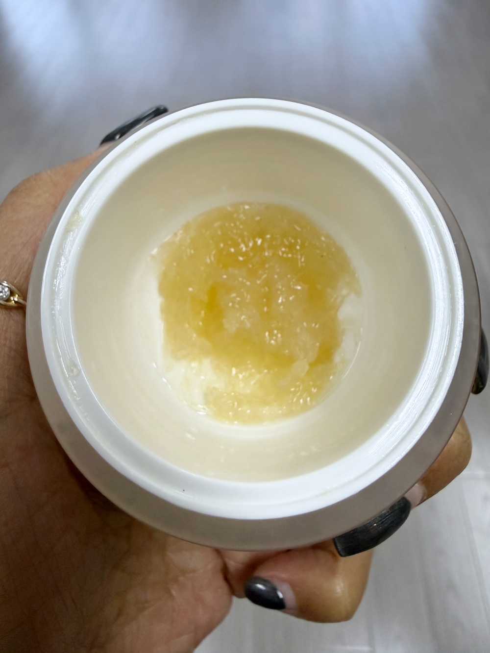 Hakme 實測 Aquafolia 5分半鐘去角質明亮面膜罐內質地，絲瓜條清晰可見，溫和雙效煥膚，為肌膚打通吸收通道。