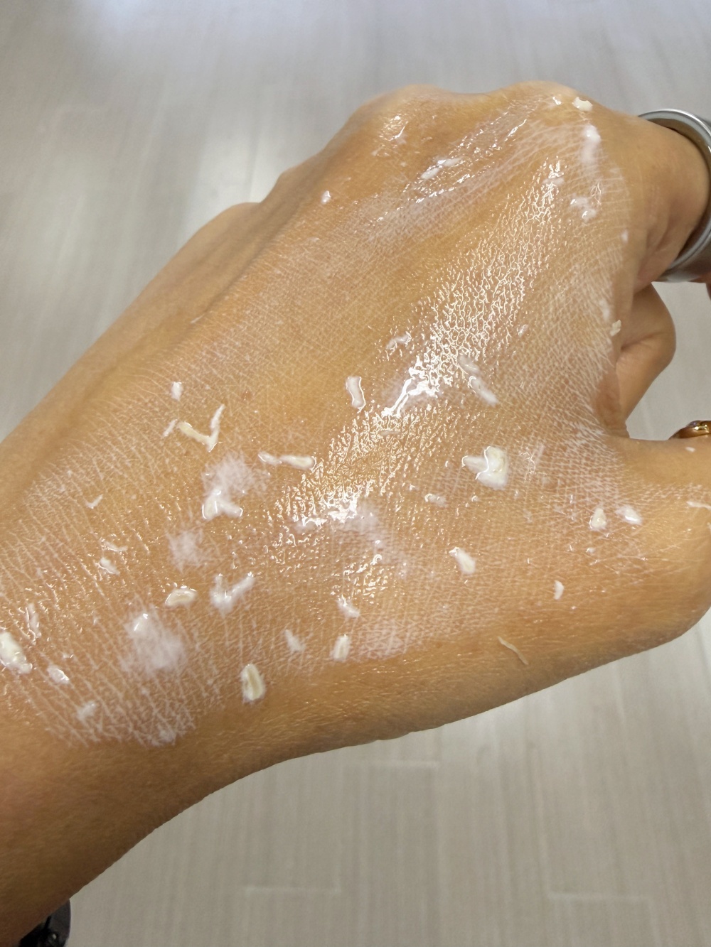 Hakme 演示 Aquafolia 5分半鐘去角質明亮面膜推開後質地，細膩輕薄，益生菌強化膚質，為皮膚帶來明亮、細滑，而且完全不乾的護膚體驗。