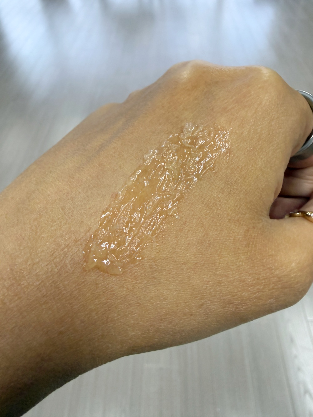 Hakme 演示 Aquafolia 5分半鐘去角質明亮面膜未推開質地，輕柔觸感，準備溫和按摩，促進細胞更生，撫平細紋。