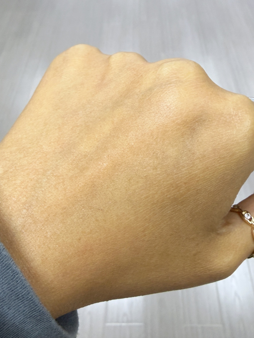 Aquafolia Complex Gel 吸收後效果：皮膚表面呈現清爽啞緻感 (Matte Finish)，完全零黏笠，有效控制油光。