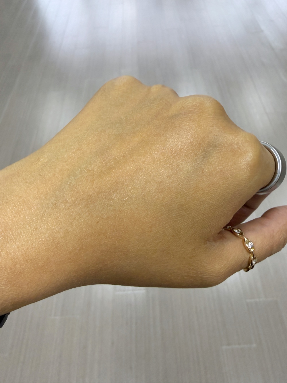 Hakme 實測 Aquafolia 全效美白淡斑精華吸收後效果：上手皮膚秒速清爽，水潤飽滿，無黏膩感，日間都可安心使用。