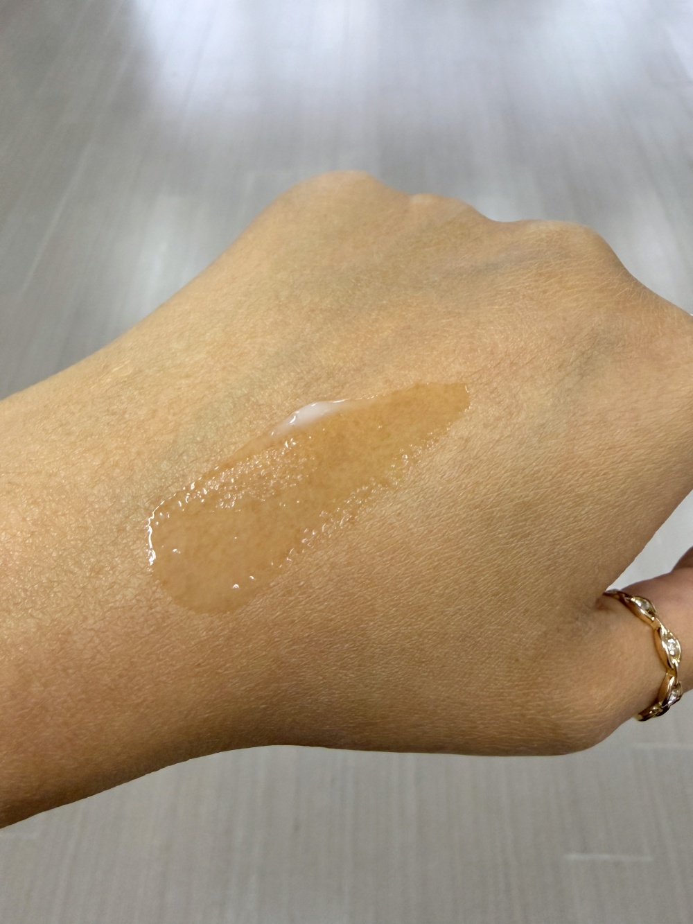 Hakme 實測 Aquafolia 全效美白淡斑精華推開質地：水感極易推勻，快速滲透不厚重。