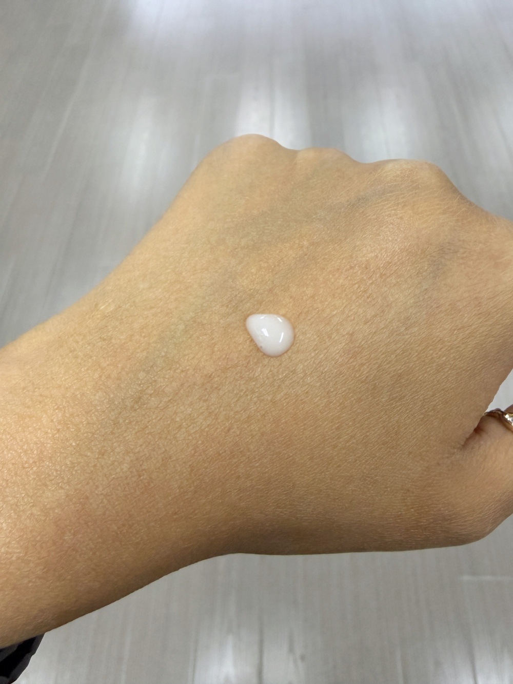 Hakme 實測 Aquafolia 全效美白淡斑精華質地：滴上手呈清澈精華液，輕盈不黏膩。