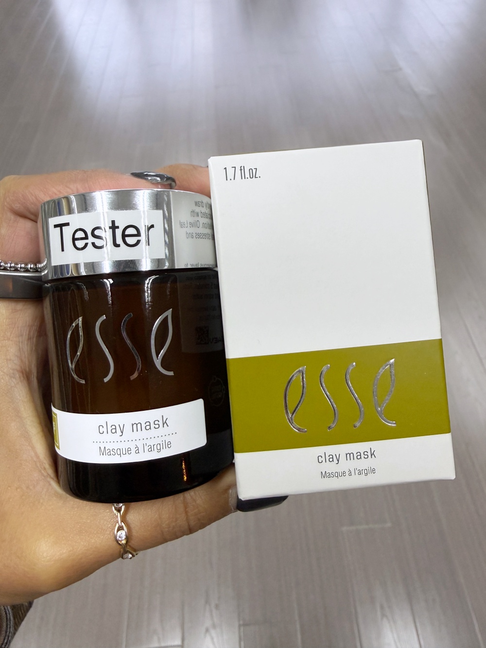 Hakme 推薦 Esse 深層淨化排毒面膜：溫和吸走毒素與重金屬，不龜裂的深層清潔泥膜。