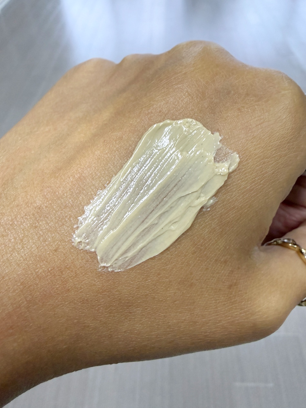 Hakme 實測 Esse 深層淨化排毒面膜質地：上手極易推開，敷緊時不會抽乾皮膚水份的保濕泥膜。