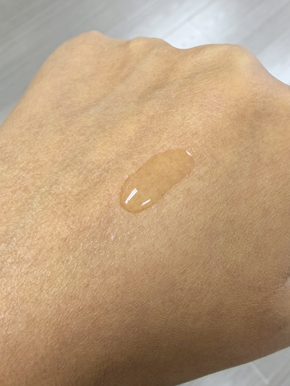 Hakme 實測 Esterel 藍盒防脫育髮精華質地：如水般清爽的液體狀態，不怕令頭皮扁塌。