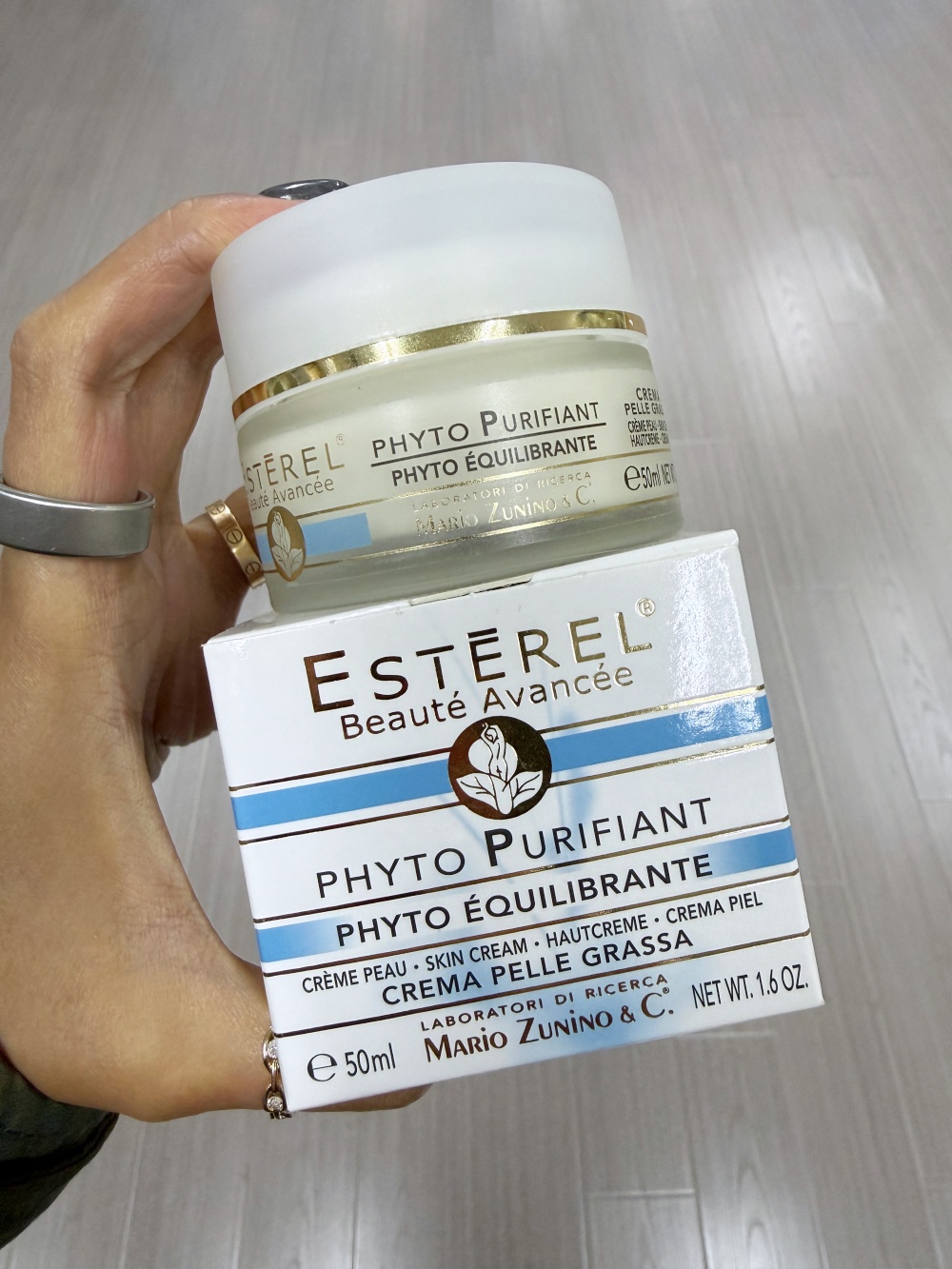 Hakme 推薦大油田及混合肌必備的 Esterel 抗菌平衡面霜，主打超快吸油、長效水油平衡控油及抗菌淨化，有效預防暗瘡粉刺。