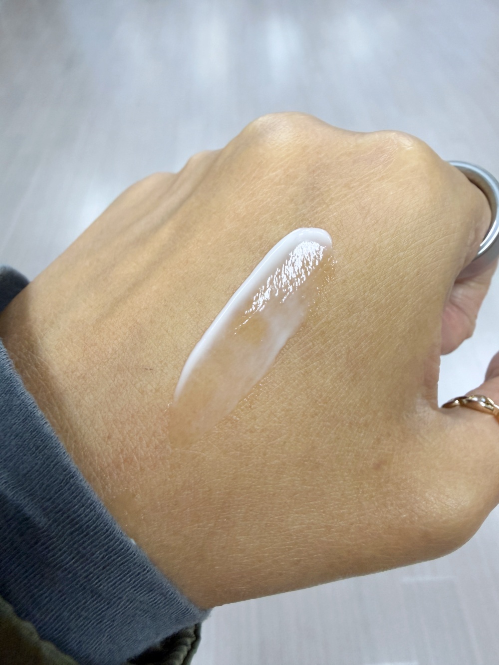 Hakme 實測 Esterel 抗菌平衡面霜的極致絲滑質地，輕盈透氣零負擔，推開即時感受微啞緻感，完全不黏笠。