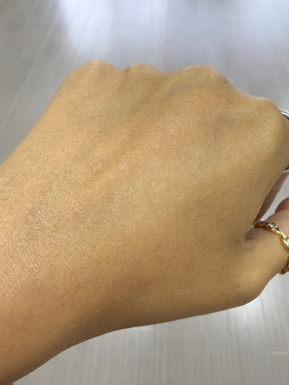 Hakme 實測 Esterel 豐盈滋潤身體乳霜吸收後效果：皮膚表面呈現絲綢般柔滑觸感，水潤柔軟零負擔。