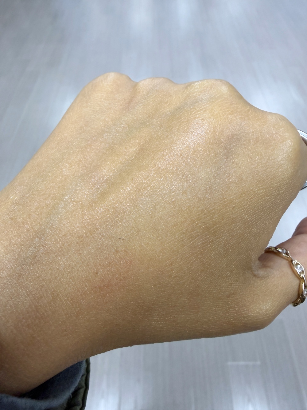 Esterel 抗菌平衡面霜吸收後的真實效果，Hakme 示範皮膚表面呈現零油光、超乾爽的啞緻觸感，完美解決夏天出油脫妝問題。