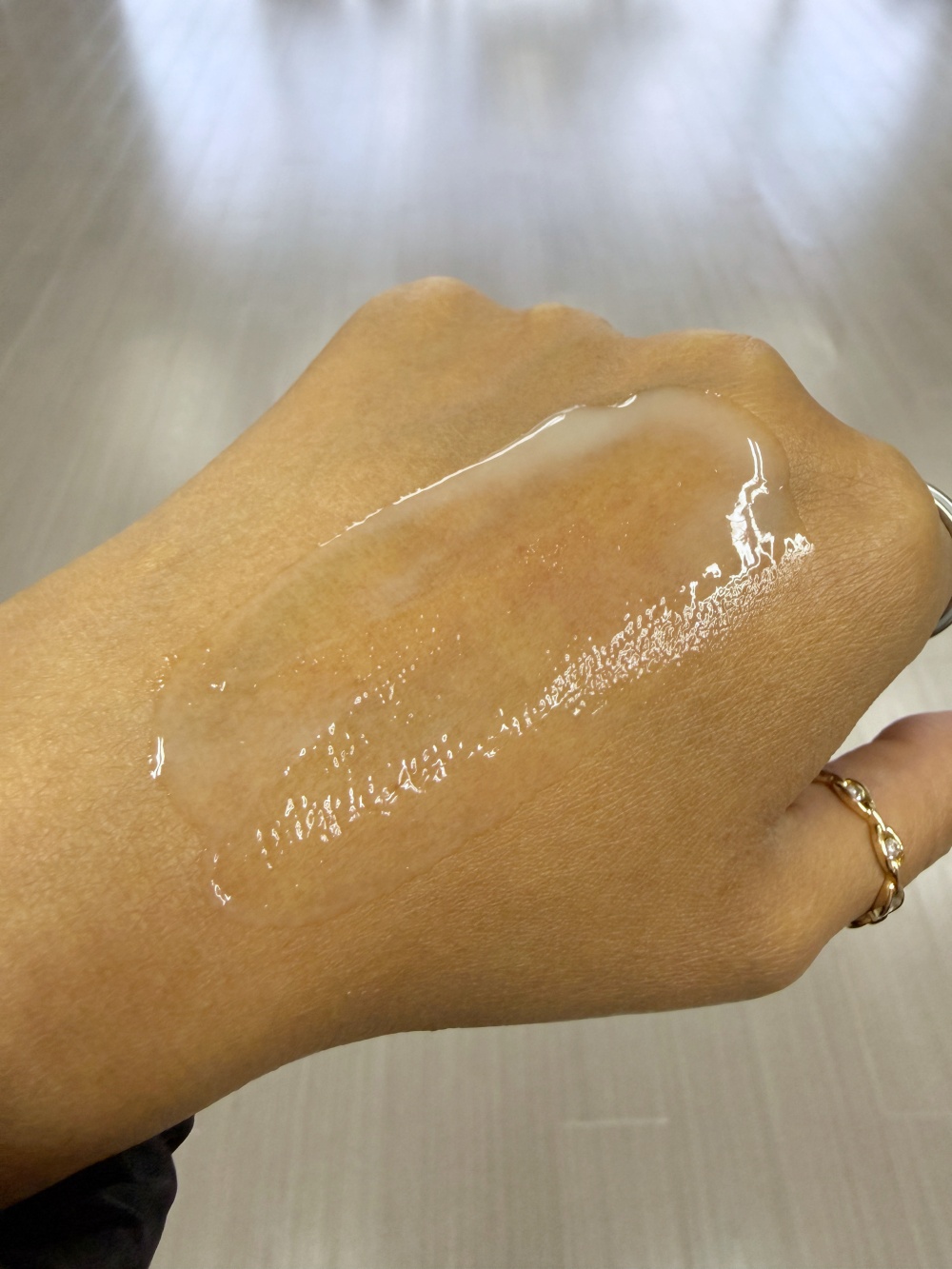 Hakme 推薦 Esterel 溫和保濕潔面奶：推開順滑易延展，可輕輕按摩並停留 2 分鐘作速效保濕面膜。