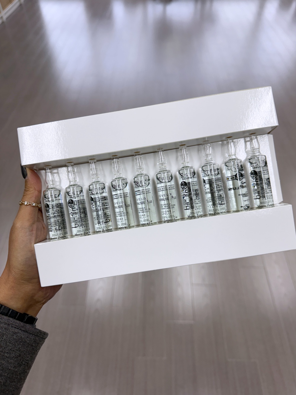 Hakme 展示 Esterel 藍盒防脫育髮精華安瓶：每盒 10 支，專為枯竭頭皮注入微量元素與養分。