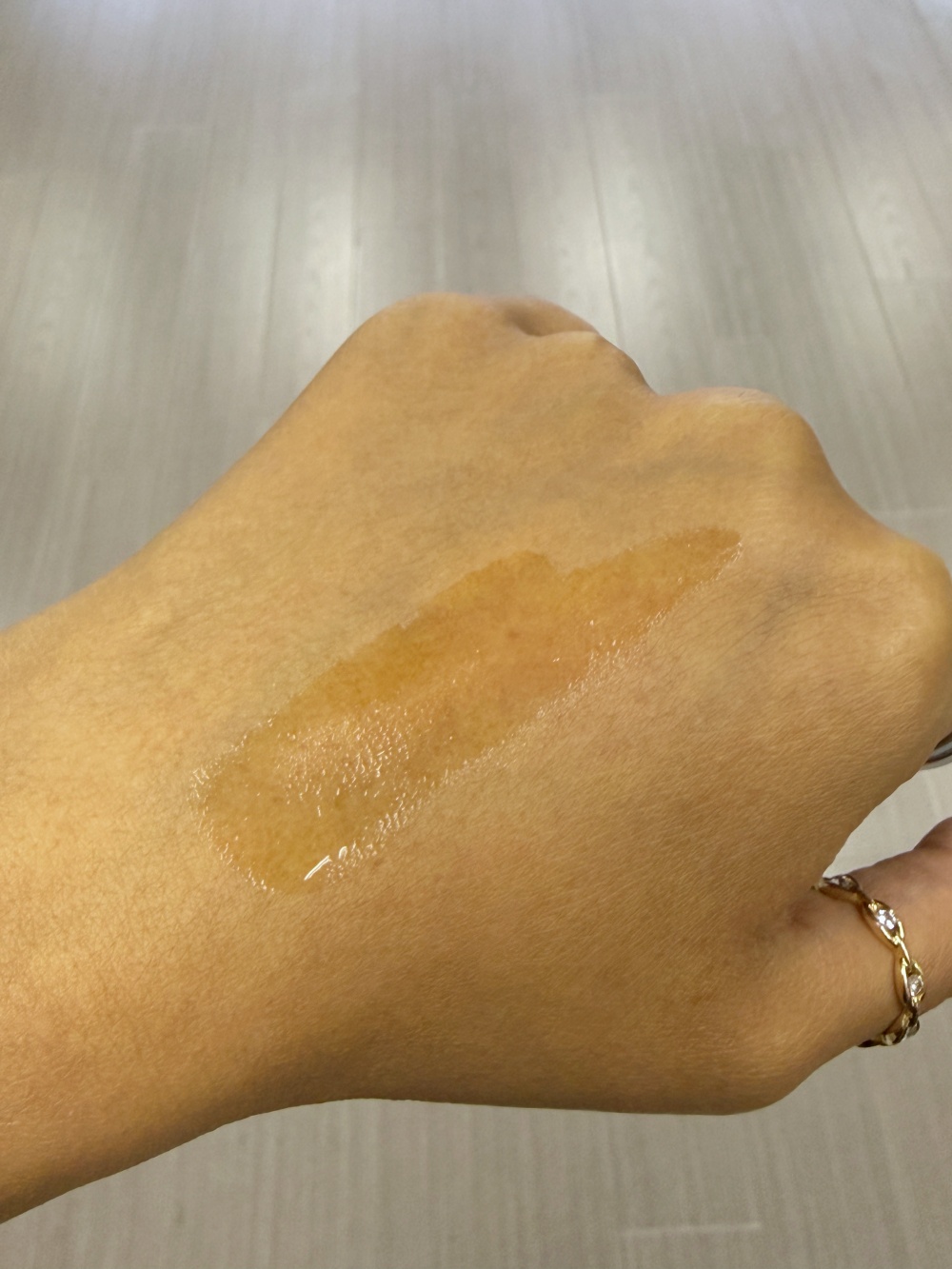 Hakme 推薦 Esterel 強效抗老緊緻精華：輕拍上面即時感受無形向上拉緊力量，全面提升緊緻度。