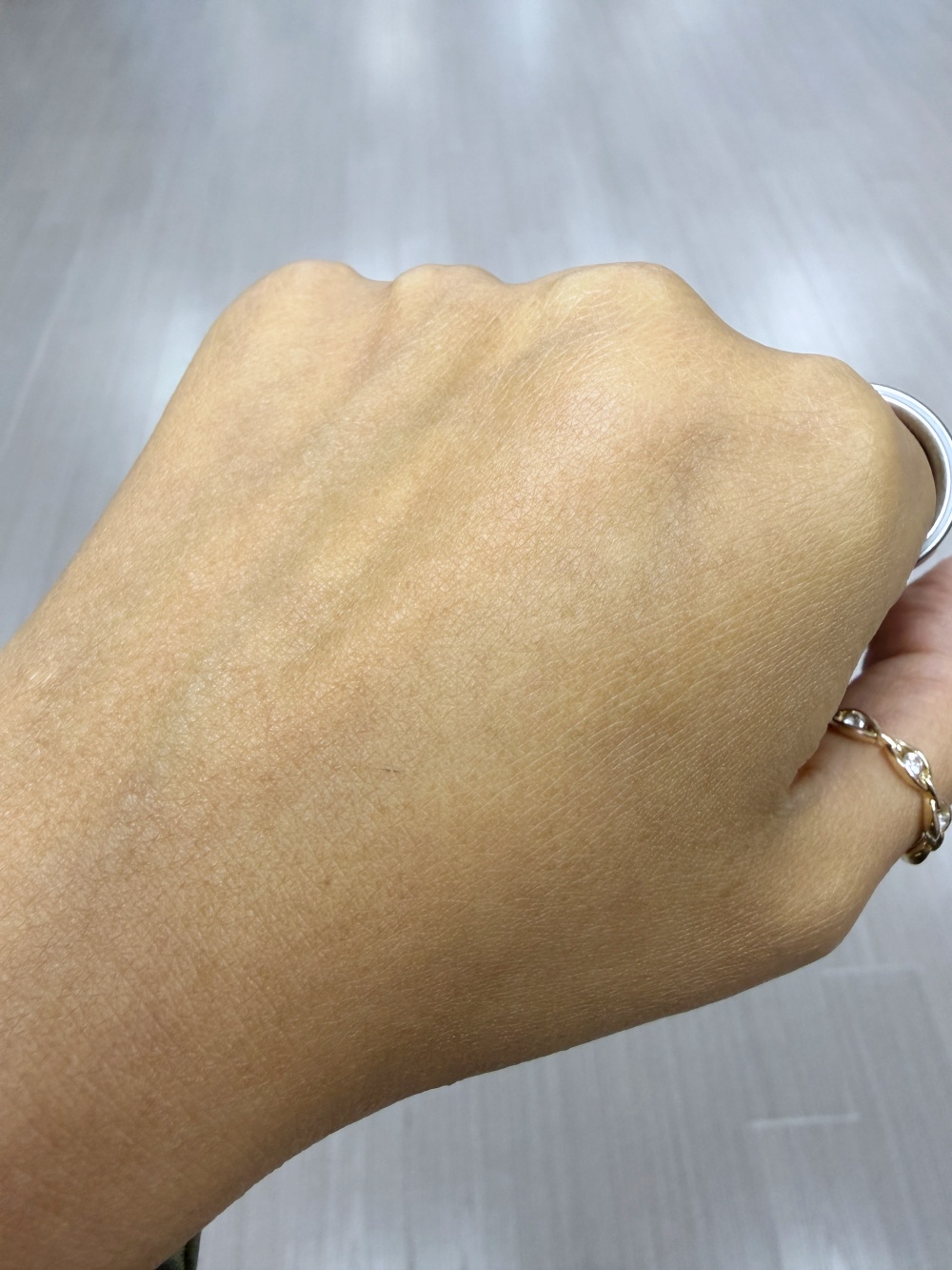 Esterel 抗菌精華吸收後效果：一抹即溶，零油份配方瞬間被皮膚吸收，表面清爽啞緻，不增加暗瘡肌負擔。