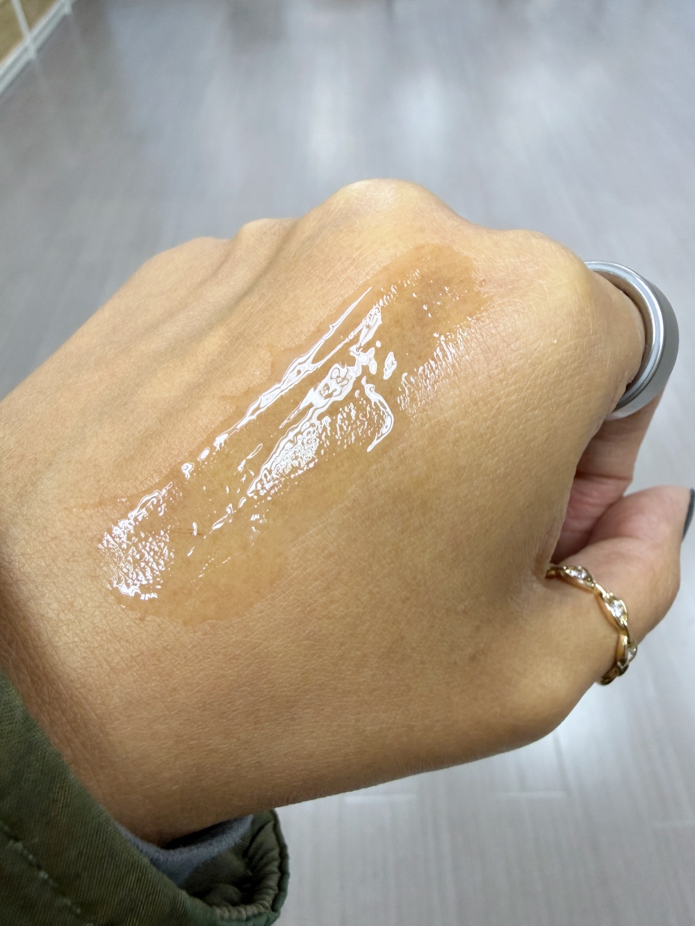 Esterel 抗菌水油平衡精華質地實拍：極致輕盈的透明 Gel 狀，流動性高，專為油性及容易生暗粒的肌膚設計。