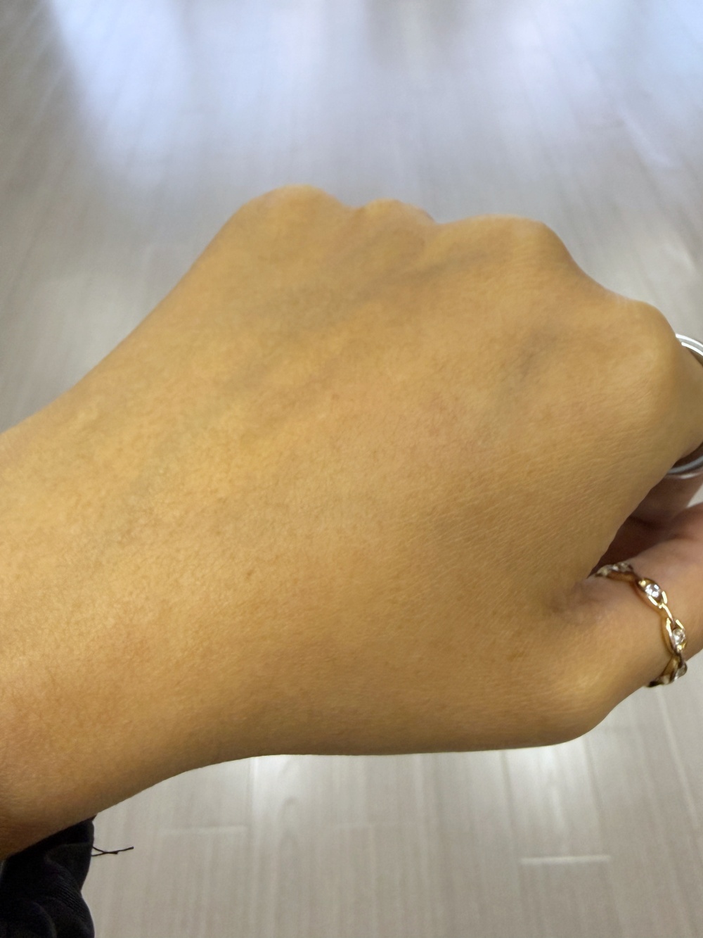 Hakme 推薦 Esterel 表情紋緊緻精華：吸收後皮膚感覺 Firm 得返又飽滿，做到高效抗老同時零負擔不黏笠。