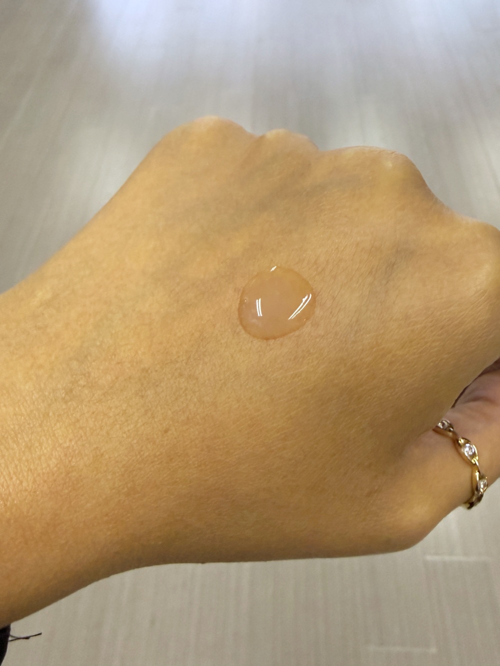 Hakme 推薦 Esterel 表情紋緊緻精華：超級輕薄質地秒速吸收，溫和到連鬆弛下垂眼皮都安全適用。