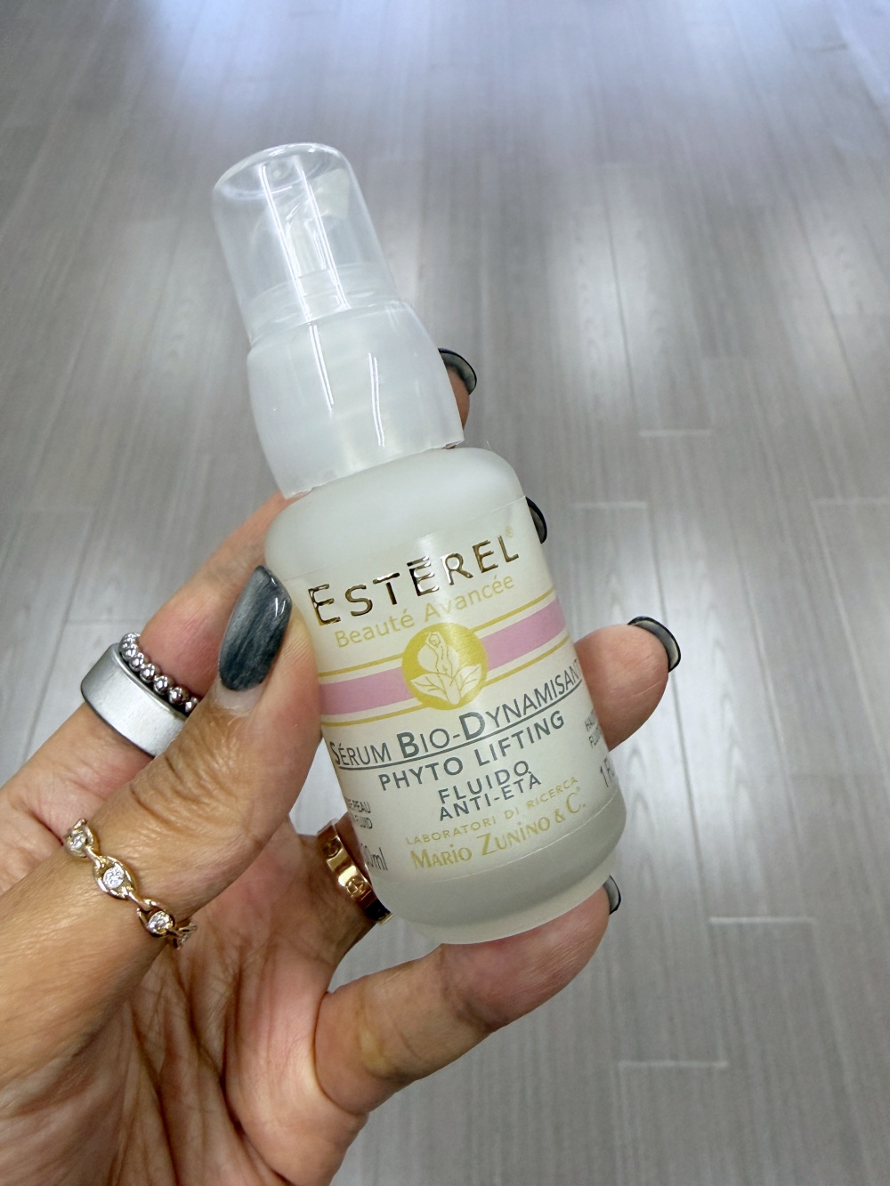 Hakme 推薦 Esterel 表情紋緊緻精華：夜間專用表情紋熨斗，全面 Lifting，激活夜間修復黃金期。