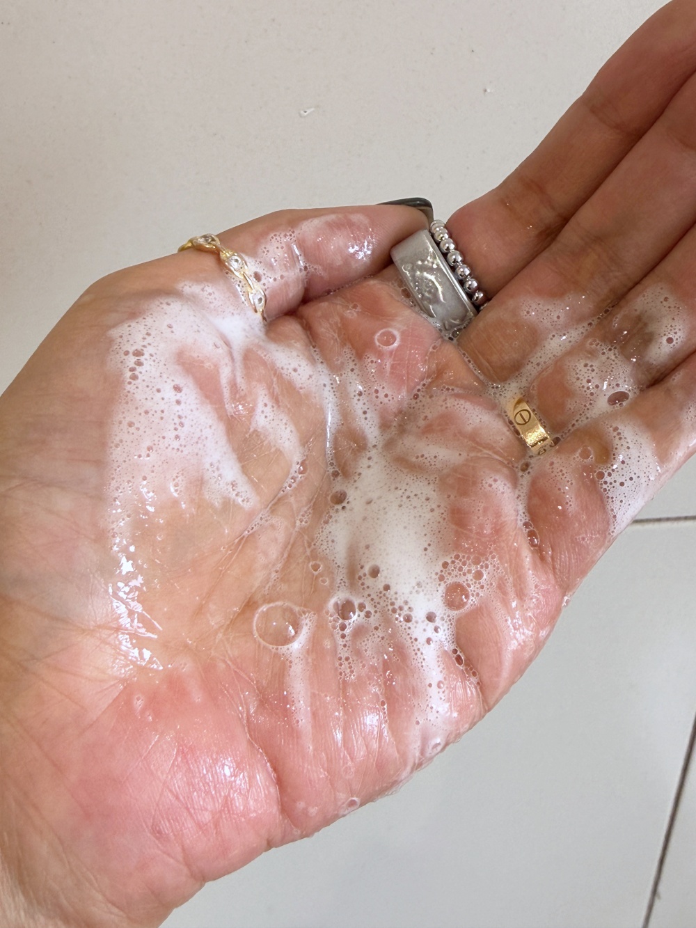 Hakme 推薦 Esterel 清爽抗菌水油平衡潔面啫喱：無皂配方但加水能起出溫和微泡，深層控油同時維持皮膚水油平衡。