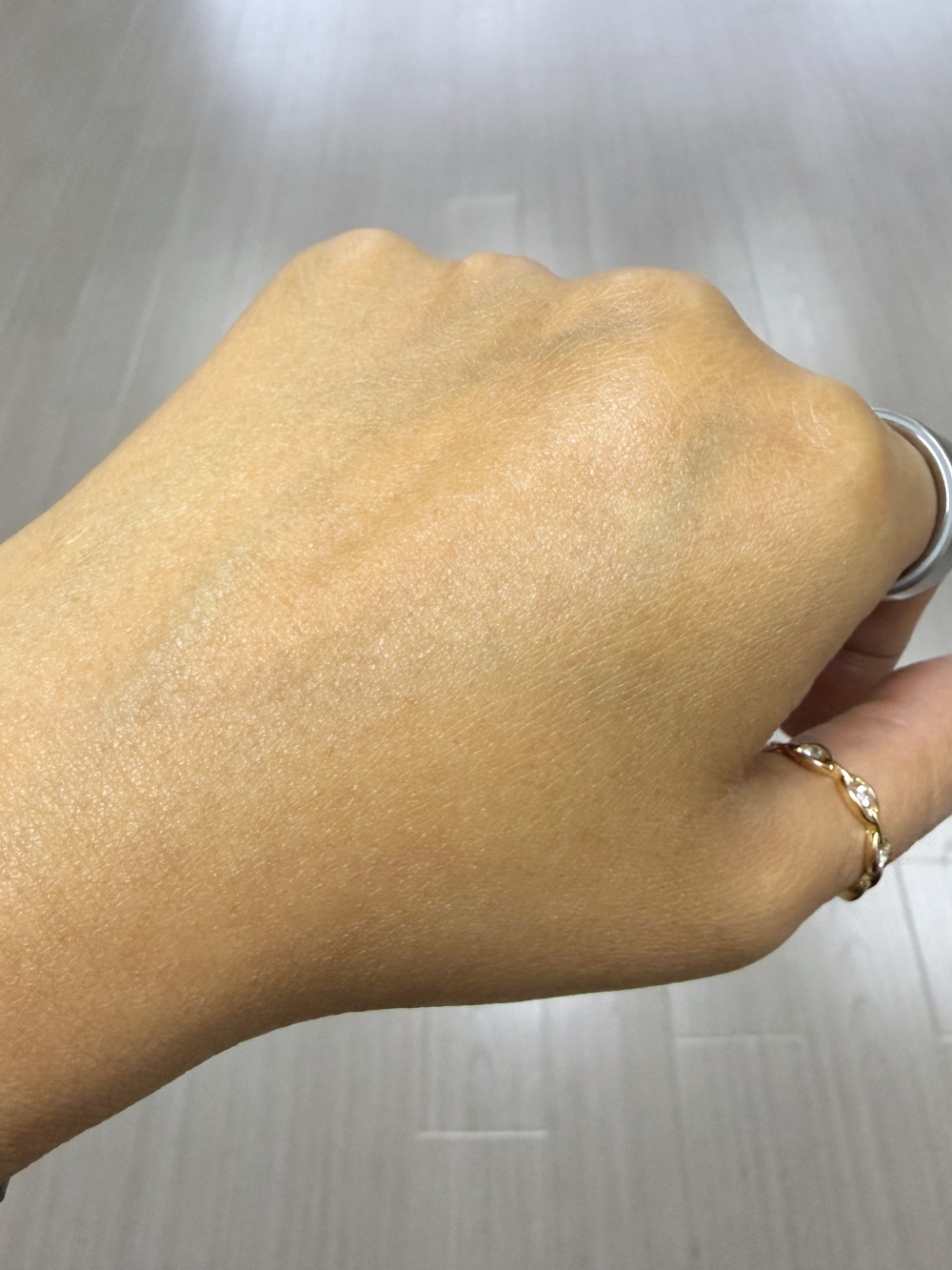 Hakme 實測 Aquafolia 全效美白淡斑面霜吸收後效果：皮膚感覺柔軟、滋潤、有光澤，有效提升鎖水力。