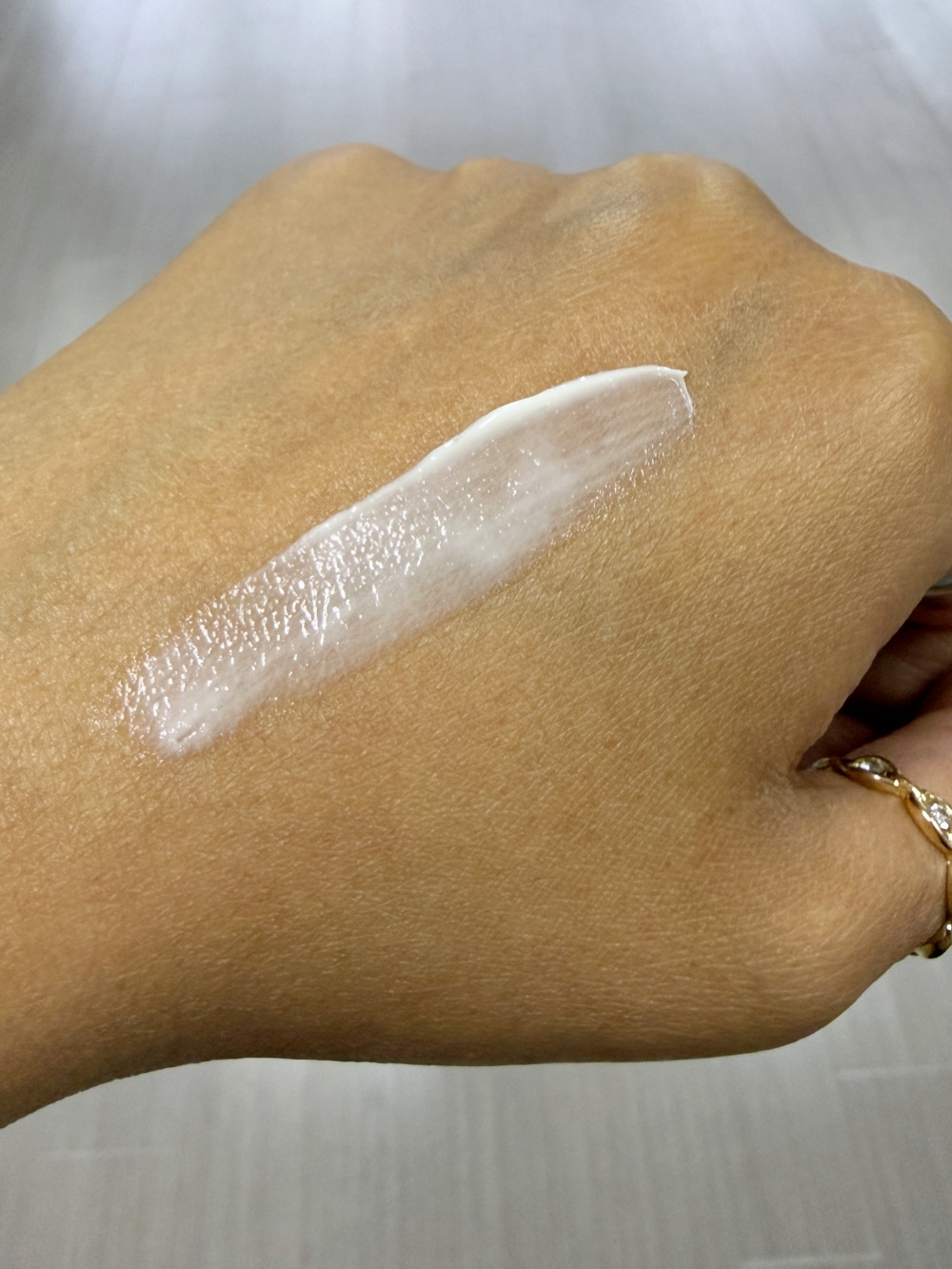 Hakme 實測 Aquafolia 全效美白淡斑面霜推開質地：觸感豐潤但輕盈不黏膩，極易被皮膚吸收。