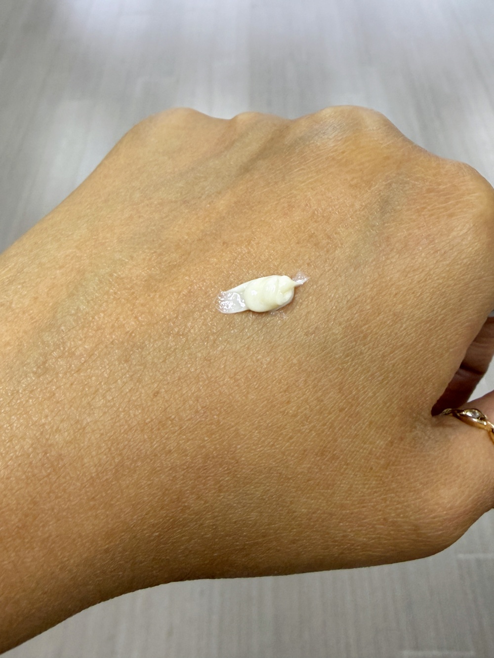 Hakme 實測 Aquafolia 全效美白淡斑面霜質地：上手呈豐潤乳霜狀，準備為乾燥及受損皮膚屏障提供深層修復。