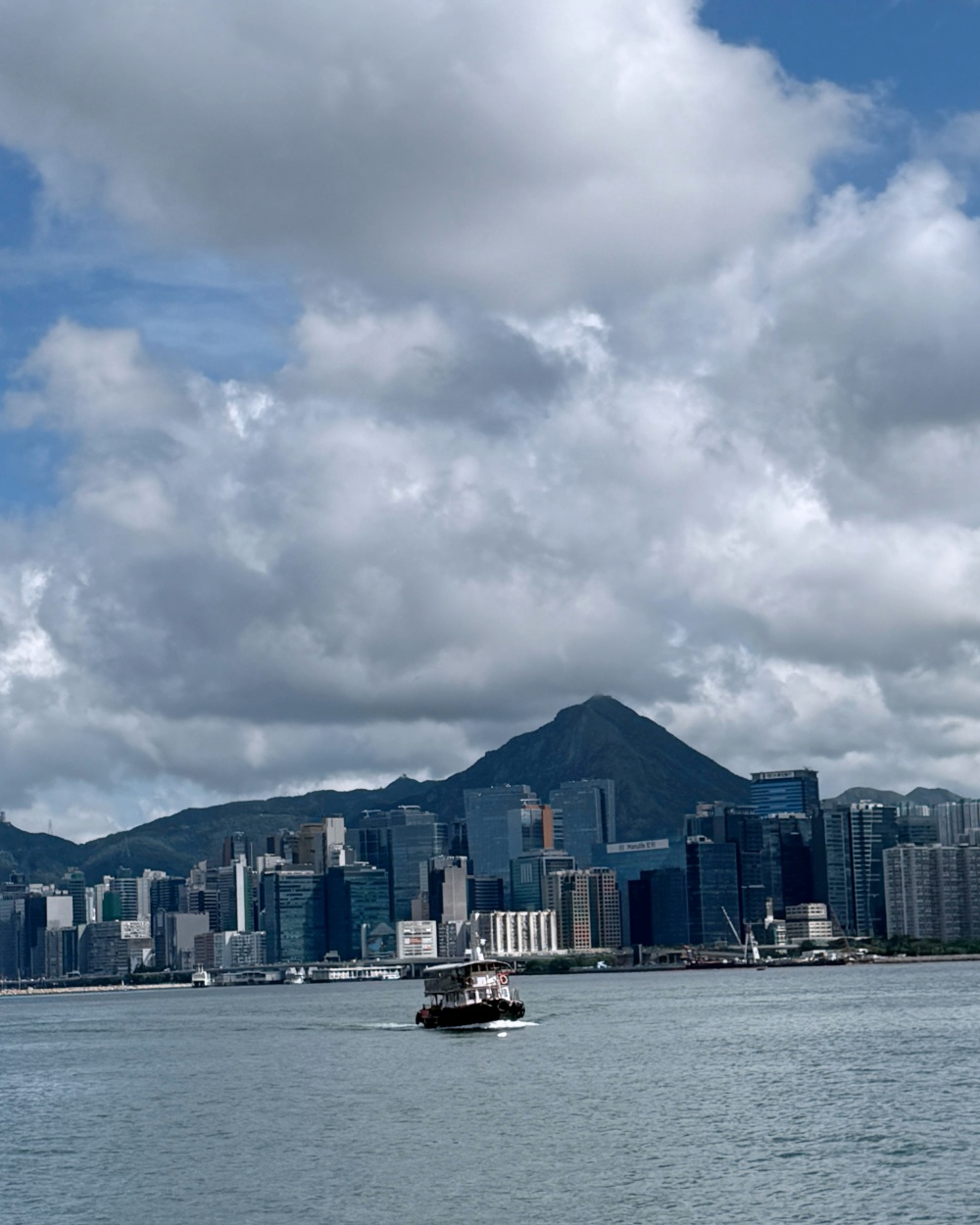 Hakme 以寬闊的維港藍天風景，鼓勵大家在社交焦慮中學會靈活切換 I 與 E 的角色，活出真實自我。