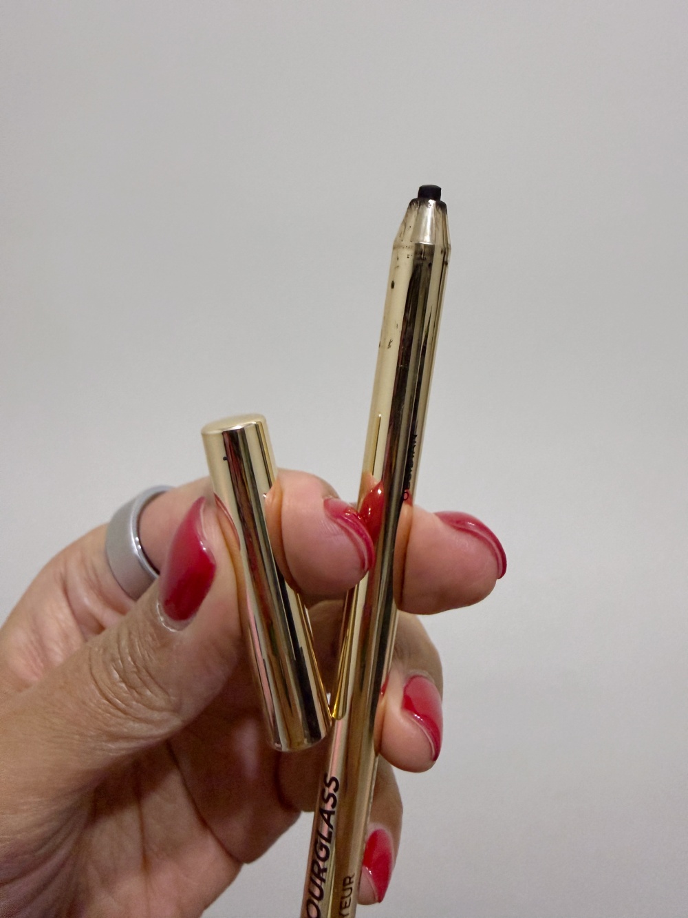 &bull; Hourglass 防水眼線膠筆筆芯特寫&bull; 展現軟硬度適中、好畫且不易折斷的筆芯設計 &bull; 適合用於內眼線與睫毛根部填補的眼線筆芯