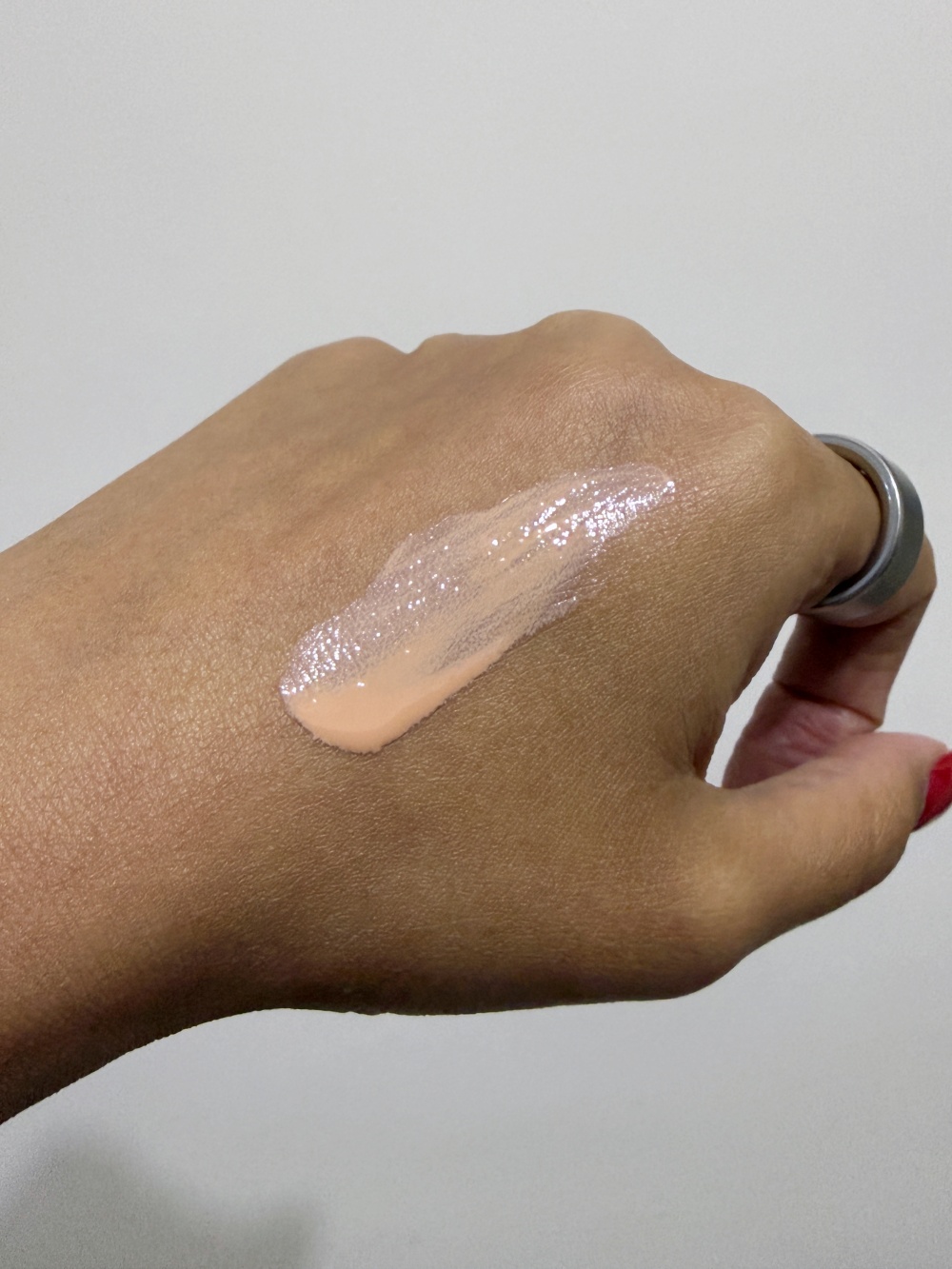 • MAC 防曬底霜 Illuminating Apricot 色號質地實測 • 展現水潤輕盈不黏膩的調色底霜質地 • 適合健康膚色的蜜桃色防曬底霜